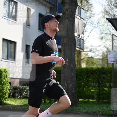 12.04.2026 - 45. Internationalen Wilhelmsburger Insellauf J. Mangold http://msf.ph/oto/9457785 12.04.2026 10:33:56 Ziel 2632, 2504, 4196, 5238, 5239, 5294, 3841, 3605, 2547, 3424, 3924, 4493, 4493, 3945, 3613, 2270, 4555, 2472, 2559, 3636, 3929, 5480, 3042, 3065, 2123 meine-sportfotos.de