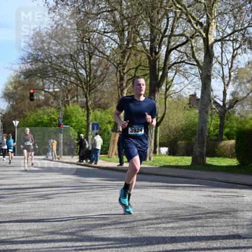12.04.2026 - 45. Internationalen Wilhelmsburger Insellauf J. Mangold http://msf.ph/oto/9457809 12.04.2026 10:34:05 Ziel 3841, 3605, 2547, 3424, 3924, 4493, 3945, 3613, 2270, 4555, 2472, 2559, 3636, 3929, 5480, 3042, 3065, 2123, 3485, 3133, 4807, 3385 meine-sportfotos.de