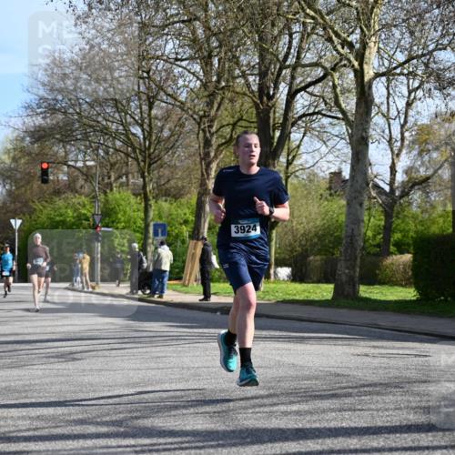 12.04.2026 - 45. Internationalen Wilhelmsburger Insellauf J. Mangold http://msf.ph/oto/9457811 12.04.2026 10:34:05 Ziel 3841, 3605, 2547, 3424, 3924, 4493, 3945, 3613, 2270, 4555, 2472, 2559, 3636, 3929, 5480, 3042, 3065, 2123, 3485, 3133, 4807, 3385 meine-sportfotos.de