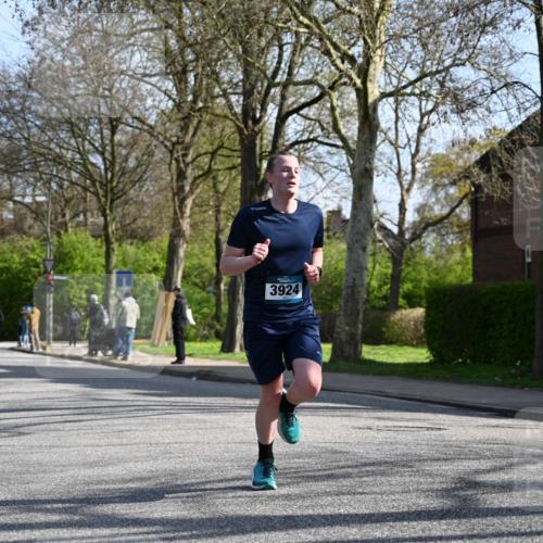 12.04.2026 - 45. Internationalen Wilhelmsburger Insellauf J. Mangold http://msf.ph/oto/9457816 12.04.2026 10:34:05 Ziel 3841, 3605, 2547, 3424, 3924, 4493, 3945, 3613, 2270, 4555, 2472, 2559, 3636, 3929, 5480, 3042, 3065, 2123, 3485, 3133, 4807, 3385 meine-sportfotos.de