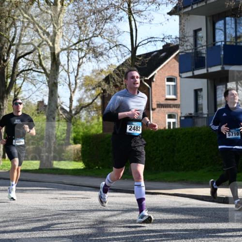 12.04.2026 - 45. Internationalen Wilhelmsburger Insellauf J. Mangold http://msf.ph/oto/9458038 12.04.2026 10:34:45 Ziel 3485, 3133, 4807, 3385, 2402, 2917, 2459, 2488, 2482, 4108, 3324, 5492, 5036, 5048, 2423, 2814, 4000, 5551, 4109, 2497, 2583, 3759, 4127, 5523 meine-sportfotos.de