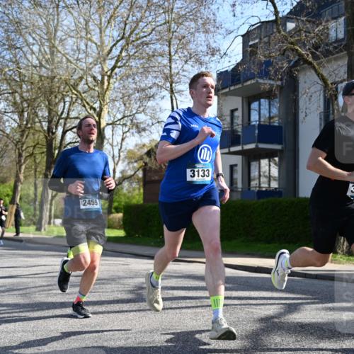 12.04.2026 - 45. Internationalen Wilhelmsburger Insellauf J. Mangold http://msf.ph/oto/9458058 12.04.2026 10:34:47 Ziel 3485, 3133, 4807, 3385, 2402, 2917, 2459, 2488, 2482, 4108, 3324, 5492, 5036, 5048, 2423, 2814, 4000, 5551, 4109, 2497, 2583, 3759, 4127, 5523, 4884 meine-sportfotos.de