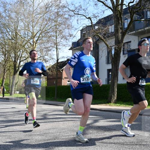 12.04.2026 - 45. Internationalen Wilhelmsburger Insellauf J. Mangold http://msf.ph/oto/9458061 12.04.2026 10:34:47 Ziel 3485, 3133, 4807, 3385, 2402, 2917, 2459, 2488, 2482, 4108, 3324, 5492, 5036, 5048, 2423, 2814, 4000, 5551, 4109, 2497, 2583, 3759, 4127, 5523, 4884 meine-sportfotos.de
