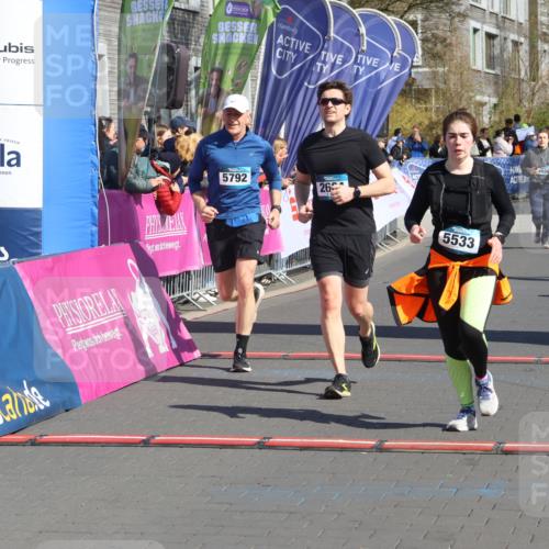 12.04.2026 - 45. Internationalen Wilhelmsburger Insellauf Strokosch-Dieckow http://msf.ph/oto/9458086 12.04.2026 11:04:40 Ziel 5533, 2664, 5792, 4059, 4489 meine-sportfotos.de