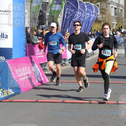 12.04.2026 - 45. Internationalen Wilhelmsburger Insellauf Strokosch-Dieckow http://msf.ph/oto/9458100 12.04.2026 11:04:41 Ziel 5533, 2664, 5792, 4059, 4489 meine-sportfotos.de
