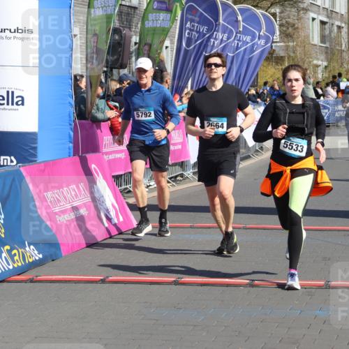 12.04.2026 - 45. Internationalen Wilhelmsburger Insellauf Strokosch-Dieckow http://msf.ph/oto/9458108 12.04.2026 11:04:41 Ziel 5533, 2664, 5792, 4059, 4489 meine-sportfotos.de