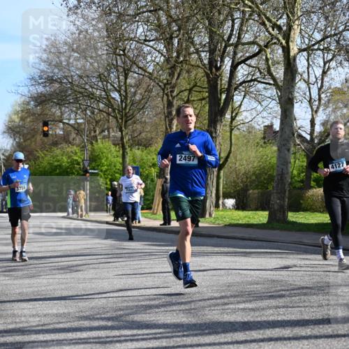 12.04.2026 - 45. Internationalen Wilhelmsburger Insellauf J. Mangold http://msf.ph/oto/9458126 12.04.2026 10:35:08 Ziel 5036, 5048, 2423, 2814, 4000, 5551, 4109, 2497, 2583, 3759, 4127, 5523, 5523, 4884, 5603, 4521, 5731, 5950, 5042, 4050 meine-sportfotos.de