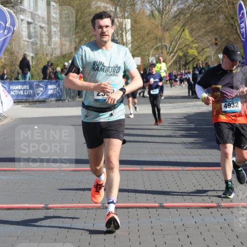 12.04.2026 - 45. Internationalen Wilhelmsburger Insellauf Strokosch-Dieckow http://msf.ph/oto/9458134 12.04.2026 10:47:53 Ziel 2358, 4932 meine-sportfotos.de