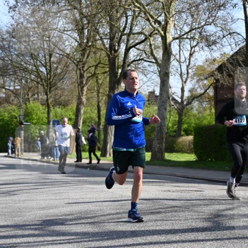 12.04.2026 - 45. Internationalen Wilhelmsburger Insellauf J. Mangold http://msf.ph/oto/9458135 12.04.2026 10:35:09 Ziel 5036, 5048, 2423, 2814, 4000, 5551, 4109, 2497, 2583, 3759, 4127, 5523, 4884, 5603, 5603, 4521, 5731, 5950, 5042, 4050 meine-sportfotos.de