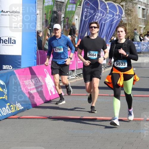 12.04.2026 - 45. Internationalen Wilhelmsburger Insellauf Strokosch-Dieckow http://msf.ph/oto/9458140 12.04.2026 11:04:41 Ziel 5533, 2664, 5792, 4059, 4489 meine-sportfotos.de