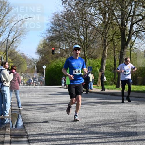 12.04.2026 - 45. Internationalen Wilhelmsburger Insellauf J. Mangold http://msf.ph/oto/9458145 12.04.2026 10:35:11 Ziel 2423, 2814, 4000, 5551, 4109, 2497, 2583, 3759, 4127, 5523, 4884, 4884, 5603, 4521, 5731, 5950, 5042, 4050, 5589 meine-sportfotos.de