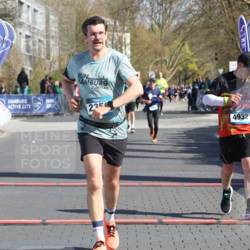 12.04.2026 - 45. Internationalen Wilhelmsburger Insellauf Strokosch-Dieckow http://msf.ph/oto/9458167 12.04.2026 10:47:53 Ziel 2358, 4932 meine-sportfotos.de