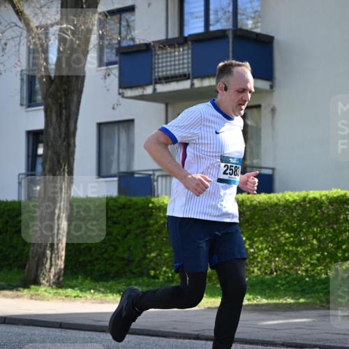 12.04.2026 - 45. Internationalen Wilhelmsburger Insellauf J. Mangold http://msf.ph/oto/9458168 12.04.2026 10:35:14 Ziel 5551, 4109, 2497, 2583, 3759, 4127, 5523, 4884, 5603, 4521, 5731, 5731, 5950, 5042, 4050, 5589, 3084, 3516 meine-sportfotos.de