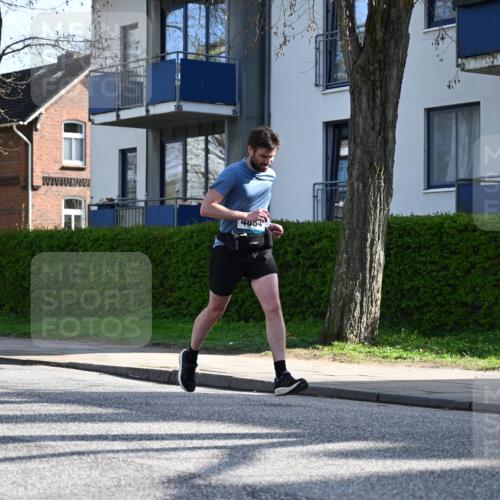 12.04.2026 - 45. Internationalen Wilhelmsburger Insellauf J. Mangold http://msf.ph/oto/9458191 12.04.2026 10:35:26 Ziel 3759, 4127, 5523, 4884, 5603, 4521, 5731, 5731, 5950, 5042, 4050, 5589, 3084, 3516, 3221, 2192, 3731, 4118 meine-sportfotos.de