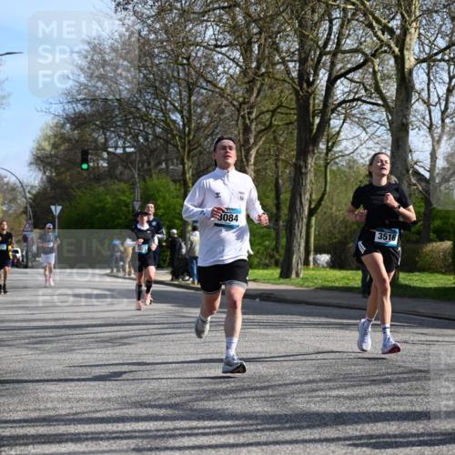 12.04.2026 - 45. Internationalen Wilhelmsburger Insellauf J. Mangold http://msf.ph/oto/9458330 12.04.2026 10:35:52 Ziel 5950, 5042, 4050, 5589, 3084, 3516, 3221, 2192, 3731, 4118, 4190, 4439, 4172, 4030, 5291, 5291, 2446, 2090 meine-sportfotos.de