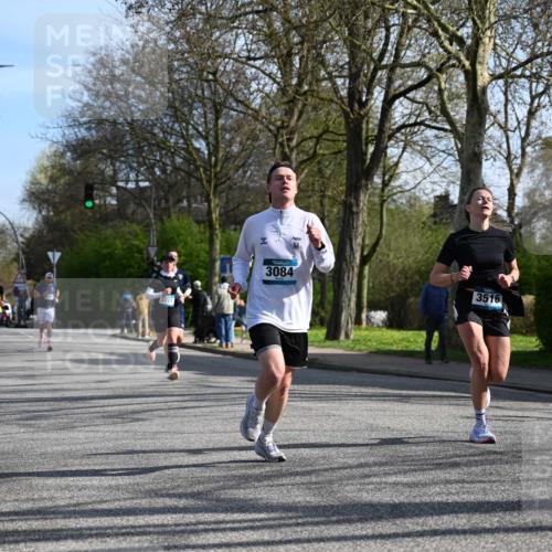 12.04.2026 - 45. Internationalen Wilhelmsburger Insellauf J. Mangold http://msf.ph/oto/9458333 12.04.2026 10:35:52 Ziel 5950, 5042, 4050, 5589, 3084, 3516, 3221, 2192, 3731, 4118, 4190, 4439, 4172, 4030, 5291, 5291, 2446, 2090 meine-sportfotos.de