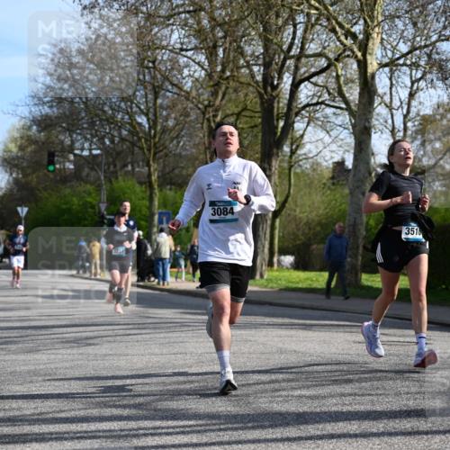 12.04.2026 - 45. Internationalen Wilhelmsburger Insellauf J. Mangold http://msf.ph/oto/9458336 12.04.2026 10:35:52 Ziel 5950, 5042, 4050, 5589, 3084, 3516, 3221, 2192, 3731, 4118, 4190, 4439, 4172, 4030, 5291, 5291, 2446, 2090 meine-sportfotos.de