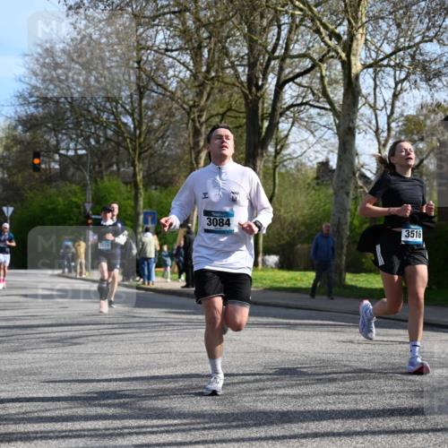 12.04.2026 - 45. Internationalen Wilhelmsburger Insellauf J. Mangold http://msf.ph/oto/9458337 12.04.2026 10:35:52 Ziel 5950, 5042, 4050, 5589, 3084, 3516, 3221, 2192, 3731, 4118, 4190, 4439, 4172, 4030, 5291, 5291, 2446, 2090 meine-sportfotos.de