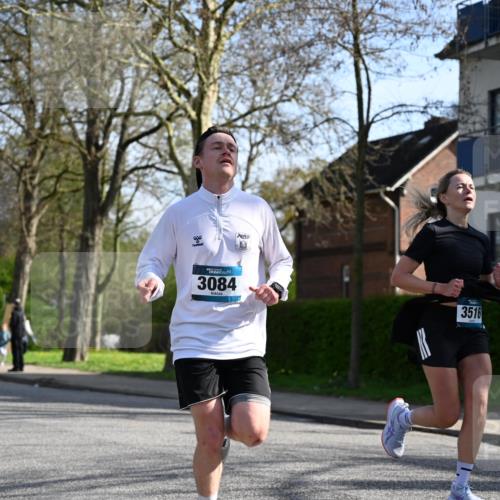 12.04.2026 - 45. Internationalen Wilhelmsburger Insellauf J. Mangold http://msf.ph/oto/9458348 12.04.2026 10:35:53 Ziel 5950, 5042, 4050, 5589, 3084, 3516, 3221, 2192, 3731, 4118, 4190, 4439, 4172, 4030, 5291, 2446, 2090, 5691 meine-sportfotos.de