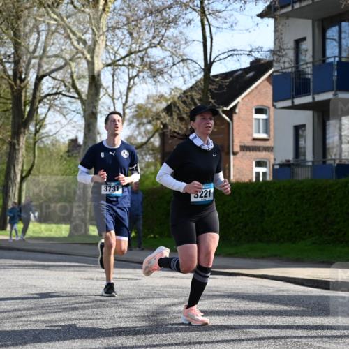 12.04.2026 - 45. Internationalen Wilhelmsburger Insellauf J. Mangold http://msf.ph/oto/9458364 12.04.2026 10:35:56 Ziel 5042, 4050, 5589, 3084, 3516, 3221, 2192, 3731, 4118, 4190, 4439, 4439, 4172, 4030, 5291, 2446, 2090, 5691 meine-sportfotos.de