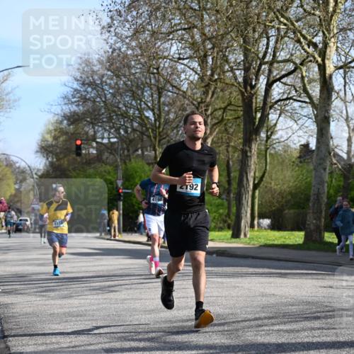 12.04.2026 - 45. Internationalen Wilhelmsburger Insellauf J. Mangold http://msf.ph/oto/9458390 12.04.2026 10:35:59 Ziel 5589, 3084, 3516, 3221, 2192, 3731, 4118, 4190, 4439, 4172, 4030, 5291, 2446, 2446, 2090, 5691, 3796, 2582 meine-sportfotos.de