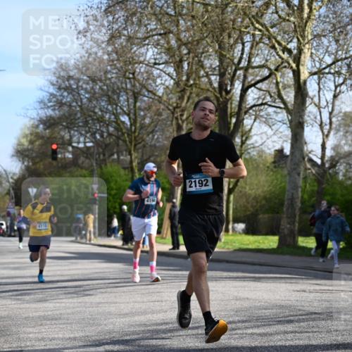 12.04.2026 - 45. Internationalen Wilhelmsburger Insellauf J. Mangold http://msf.ph/oto/9458396 12.04.2026 10:35:59 Ziel 5589, 3084, 3516, 3221, 2192, 3731, 4118, 4190, 4439, 4172, 4030, 5291, 2446, 2446, 2090, 5691, 3796, 2582 meine-sportfotos.de