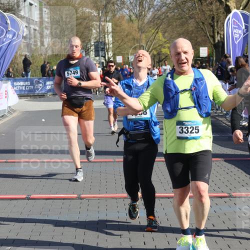 12.04.2026 - 45. Internationalen Wilhelmsburger Insellauf Strokosch-Dieckow http://msf.ph/oto/9458471 12.04.2026 10:48:14 Ziel 3762, 4568, 3325, 5749, 2784 meine-sportfotos.de