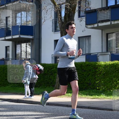 12.04.2026 - 45. Internationalen Wilhelmsburger Insellauf J. Mangold http://msf.ph/oto/9458539 12.04.2026 10:36:23 Ziel 4172, 4030, 5291, 2446, 2090, 5691, 3796, 2582, 3629, 3894, 4544, 3230, 4978, 5567, 2375 meine-sportfotos.de