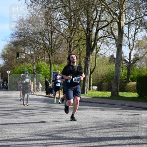 12.04.2026 - 45. Internationalen Wilhelmsburger Insellauf J. Mangold http://msf.ph/oto/9458545 12.04.2026 10:36:35 Ziel 2446, 2090, 5691, 3796, 2582, 3629, 3894, 4544, 3230, 4978, 5567, 2375, 2444, 3670, 2451, 2106, 4467, 4482 meine-sportfotos.de