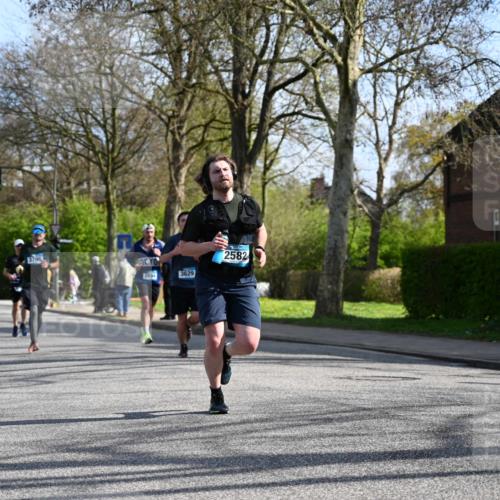 12.04.2026 - 45. Internationalen Wilhelmsburger Insellauf J. Mangold http://msf.ph/oto/9458551 12.04.2026 10:36:35 Ziel 2446, 2090, 5691, 3796, 2582, 3629, 3894, 4544, 3230, 4978, 5567, 2375, 2444, 3670, 2451, 2106, 4467, 4482 meine-sportfotos.de