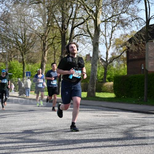 12.04.2026 - 45. Internationalen Wilhelmsburger Insellauf J. Mangold http://msf.ph/oto/9458557 12.04.2026 10:36:36 Ziel 2446, 2090, 5691, 3796, 2582, 3629, 3894, 4544, 3230, 4978, 4978, 5567, 2375, 2444, 3670, 2444, 3670, 2451, 2106, 4467, 4482 meine-sportfotos.de