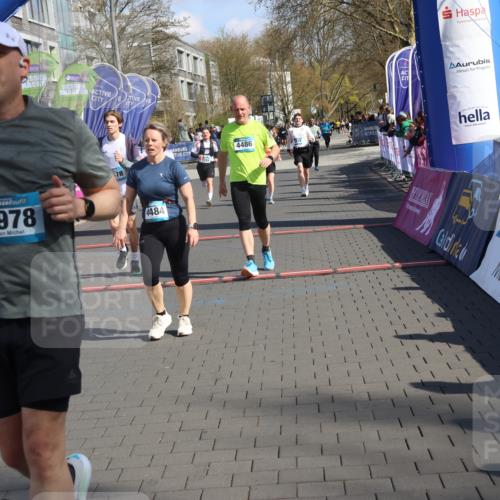 12.04.2026 - 45. Internationalen Wilhelmsburger Insellauf Strokosch-Dieckow http://msf.ph/oto/9458631 12.04.2026 11:05:06 Ziel 4484, 4486, 3678, 2204, 5570, 3679 meine-sportfotos.de
