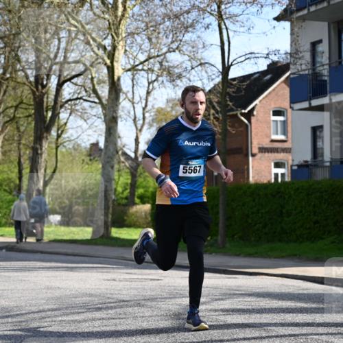 12.04.2026 - 45. Internationalen Wilhelmsburger Insellauf J. Mangold http://msf.ph/oto/9458638 12.04.2026 10:36:59 Ziel 4978, 5567, 2375, 2444, 3670, 2451, 2106, 4467, 4482, 4482, 4779, 3492, 5643, 3238, 2531, 5496 meine-sportfotos.de