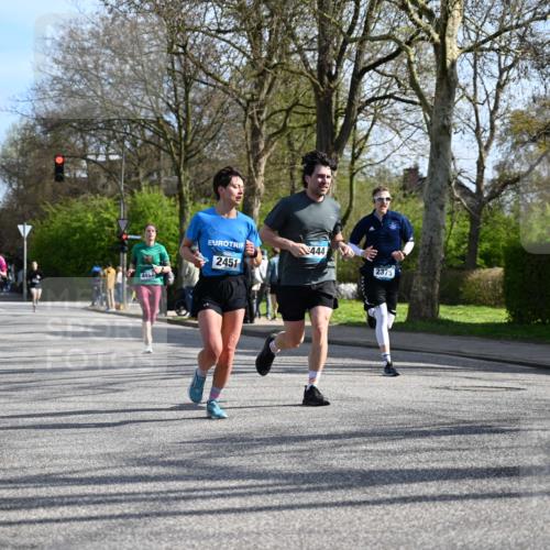 12.04.2026 - 45. Internationalen Wilhelmsburger Insellauf J. Mangold http://msf.ph/oto/9458658 12.04.2026 10:37:07 Ziel 5567, 2375, 2444, 3670, 2451, 2106, 4467, 4482, 4779, 3492, 5643, 5643, 3238, 2531, 5496, 5251, 3182, 2568, 2657 meine-sportfotos.de
