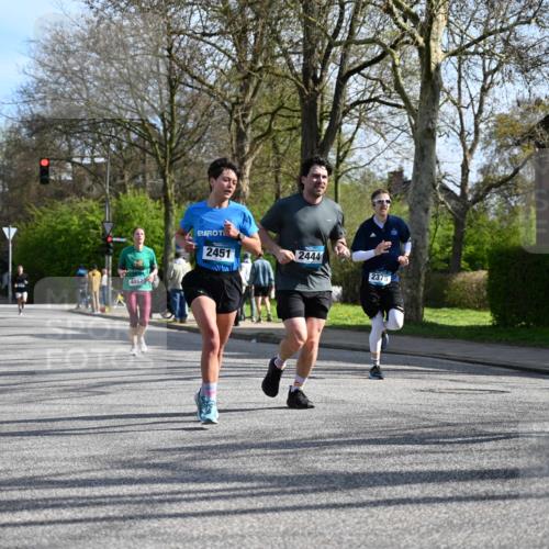 12.04.2026 - 45. Internationalen Wilhelmsburger Insellauf J. Mangold http://msf.ph/oto/9458660 12.04.2026 10:37:07 Ziel 5567, 2375, 2444, 3670, 2451, 2106, 4467, 4482, 4779, 3492, 5643, 5643, 3238, 2531, 5496, 5251, 3182, 2568, 2657 meine-sportfotos.de