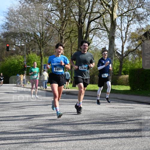 12.04.2026 - 45. Internationalen Wilhelmsburger Insellauf J. Mangold http://msf.ph/oto/9458661 12.04.2026 10:37:07 Ziel 5567, 2375, 2444, 3670, 2451, 2106, 4467, 4482, 4779, 3492, 5643, 5643, 3238, 2531, 5496, 5251, 3182, 2568, 2657 meine-sportfotos.de