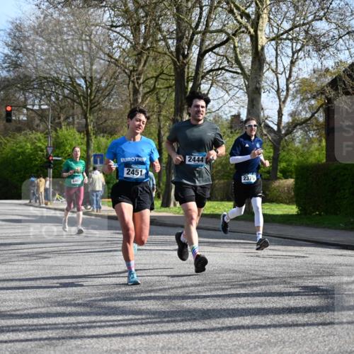 12.04.2026 - 45. Internationalen Wilhelmsburger Insellauf J. Mangold http://msf.ph/oto/9458662 12.04.2026 10:37:07 Ziel 5567, 2375, 2444, 3670, 2451, 2106, 4467, 4482, 4779, 3492, 5643, 5643, 3238, 2531, 5496, 5251, 3182, 2568, 2657 meine-sportfotos.de