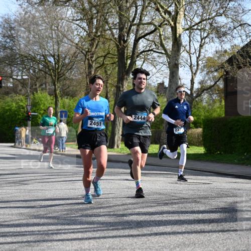 12.04.2026 - 45. Internationalen Wilhelmsburger Insellauf J. Mangold http://msf.ph/oto/9458663 12.04.2026 10:37:07 Ziel 5567, 2375, 2444, 3670, 2451, 2106, 4467, 4482, 4779, 3492, 5643, 5643, 3238, 2531, 5496, 5251, 3182, 2568, 2657 meine-sportfotos.de