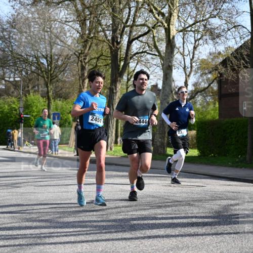 12.04.2026 - 45. Internationalen Wilhelmsburger Insellauf J. Mangold http://msf.ph/oto/9458665 12.04.2026 10:37:07 Ziel 5567, 2375, 2444, 3670, 2451, 2106, 4467, 4482, 4779, 3492, 5643, 5643, 3238, 2531, 5496, 5251, 3182, 2568, 2657 meine-sportfotos.de