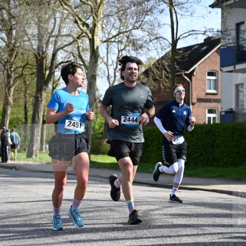 12.04.2026 - 45. Internationalen Wilhelmsburger Insellauf J. Mangold http://msf.ph/oto/9458676 12.04.2026 10:37:08 Ziel 5567, 2375, 2444, 3670, 2451, 2106, 4467, 4482, 4779, 3492, 5643, 3238, 2531, 5496, 5251, 3182, 2568, 2657, 4833, 5706 meine-sportfotos.de