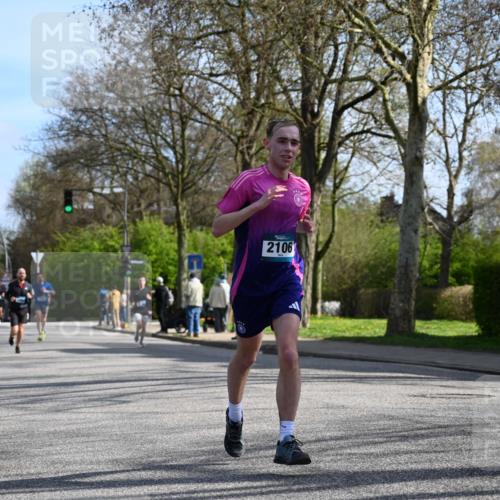 12.04.2026 - 45. Internationalen Wilhelmsburger Insellauf J. Mangold http://msf.ph/oto/9458721 12.04.2026 10:37:12 Ziel 2444, 3670, 2451, 2106, 4467, 4482, 4779, 3492, 5643, 3238, 2531, 5496, 5251, 5251, 3182, 2568, 2657, 4833, 5706 meine-sportfotos.de