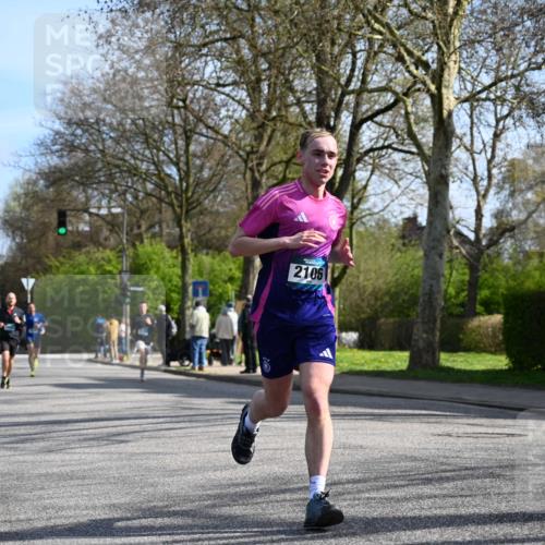 12.04.2026 - 45. Internationalen Wilhelmsburger Insellauf J. Mangold http://msf.ph/oto/9458722 12.04.2026 10:37:12 Ziel 2444, 3670, 2451, 2106, 4467, 4482, 4779, 3492, 5643, 3238, 2531, 5496, 5251, 5251, 3182, 2568, 2657, 4833, 5706 meine-sportfotos.de
