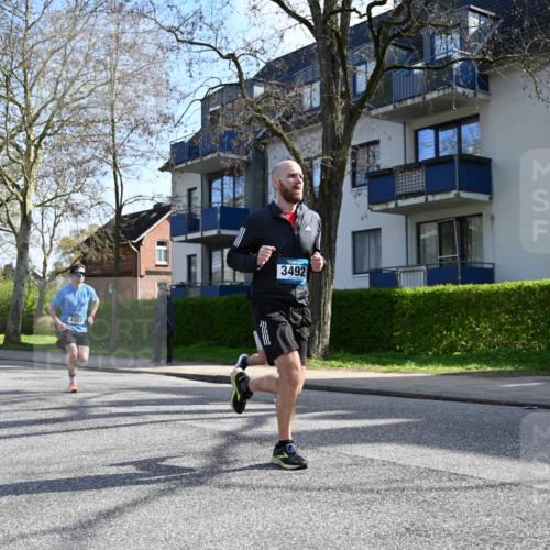 12.04.2026 - 45. Internationalen Wilhelmsburger Insellauf J. Mangold http://msf.ph/oto/9458754 12.04.2026 10:37:20 Ziel 2106, 4467, 4482, 4779, 3492, 5643, 3238, 2531, 5496, 5251, 3182, 2568, 2657, 4833, 5706, 4833, 5706, 2105, 4013, 3386 meine-sportfotos.de