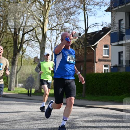 12.04.2026 - 45. Internationalen Wilhelmsburger Insellauf J. Mangold http://msf.ph/oto/9458821 12.04.2026 10:37:39 Ziel 5496, 5251, 3182, 2568, 2657, 4833, 5706, 2105, 4013, 3386, 5289, 2537, 2020, 5363, 2986, 2986, 5732, 3087, 4832, 2605 meine-sportfotos.de