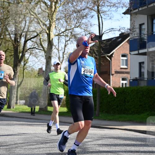 12.04.2026 - 45. Internationalen Wilhelmsburger Insellauf J. Mangold http://msf.ph/oto/9458823 12.04.2026 10:37:39 Ziel 5496, 5251, 3182, 2568, 2657, 4833, 5706, 2105, 4013, 3386, 5289, 2537, 2020, 5363, 2986, 2986, 5732, 3087, 4832, 2605 meine-sportfotos.de