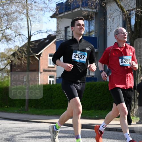 12.04.2026 - 45. Internationalen Wilhelmsburger Insellauf J. Mangold http://msf.ph/oto/9458899 12.04.2026 10:38:00 Ziel 2105, 4013, 3386, 5289, 2537, 2020, 5363, 2986, 5732, 3087, 4832, 2605, 2605, 2614, 4063, 3214, 2710, 4264 meine-sportfotos.de