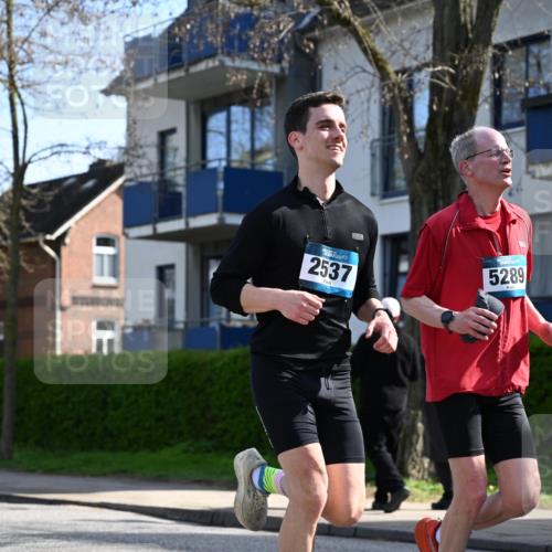 12.04.2026 - 45. Internationalen Wilhelmsburger Insellauf J. Mangold http://msf.ph/oto/9458901 12.04.2026 10:38:00 Ziel 2105, 4013, 3386, 5289, 2537, 2020, 5363, 2986, 5732, 3087, 4832, 2605, 2605, 2614, 4063, 3214, 2710, 4264 meine-sportfotos.de