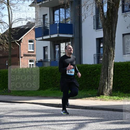 12.04.2026 - 45. Internationalen Wilhelmsburger Insellauf J. Mangold http://msf.ph/oto/9458943 12.04.2026 10:38:10 Ziel 5289, 2537, 2020, 5363, 2986, 5732, 3087, 4832, 2605, 2614, 4063, 3214, 3214, 2710, 4264, 3911 meine-sportfotos.de