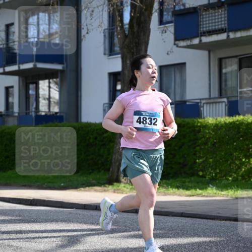 12.04.2026 - 45. Internationalen Wilhelmsburger Insellauf J. Mangold http://msf.ph/oto/9458975 12.04.2026 10:38:13 Ziel 5363, 2986, 5732, 3087, 4832, 2605, 2614, 4063, 3214, 2710, 4264, 3911, 5511, 4679 meine-sportfotos.de