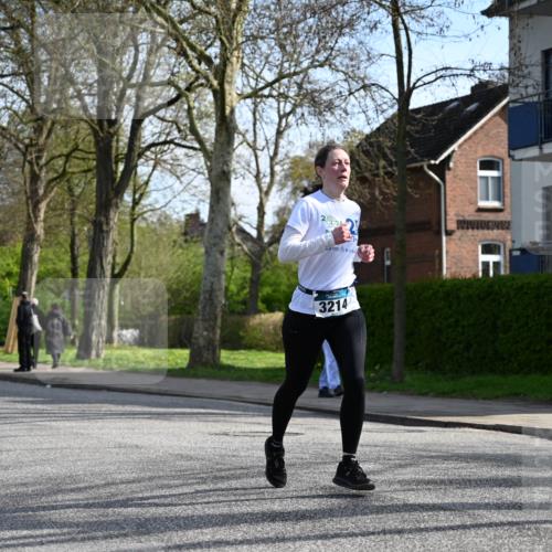 12.04.2026 - 45. Internationalen Wilhelmsburger Insellauf J. Mangold http://msf.ph/oto/9459028 12.04.2026 10:38:23 Ziel 3087, 4832, 2605, 2614, 4063, 3214, 2710, 4264, 3911, 5511, 5511, 4679, 2115 meine-sportfotos.de